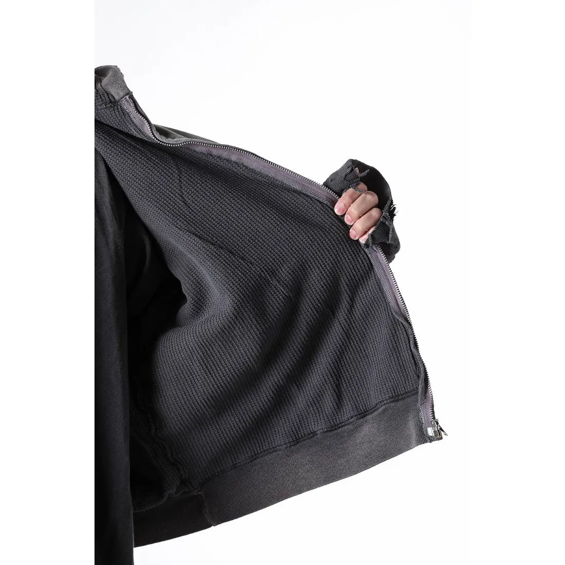 SAINT Mxxxxxx DBL FACE ZIP UP HOODIE/CHARCOAL Double-layer destroyed waffle zipper jacket, washed black S-XL, a style that has been used in the summer. After continuous fine polishing, it has finally been shipped. The finished product is simply a work of art. Super heavy washing to make the weather look old. Multiple water fades. Excessive manual wormhole damage processing. Deconstruction and reorganization embroidery technology. Custom-made zipper with LOGO. The color details of the zipper webbing are also correct. Original grade fruit main label and wash water label. Top purchasing grade. A layer of waffle fabric is added to the inner lining to make the overall texture stronger and increase the comfort and warmth of the wearer.